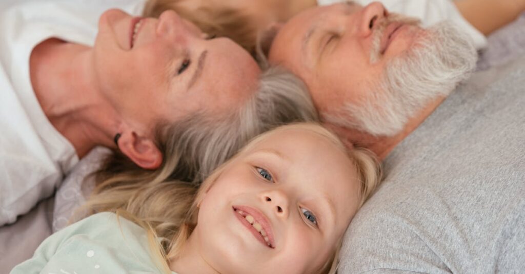 大人と子どもが家で一緒にトランポリンを楽しんでいる様子、家族で健康的に運動