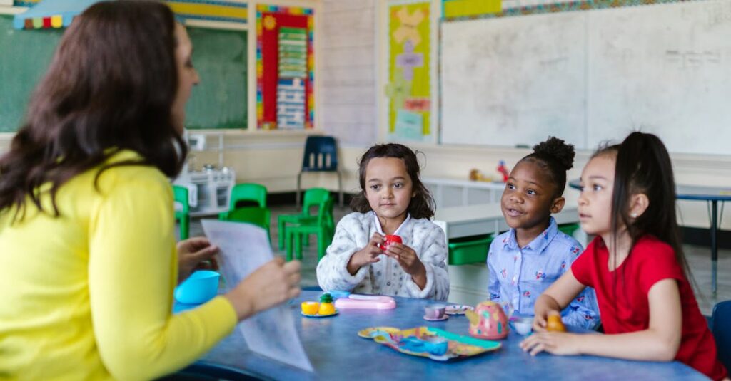 保育士が室内トランポリンで遊ぶ子どもたちを安全に見守る様子