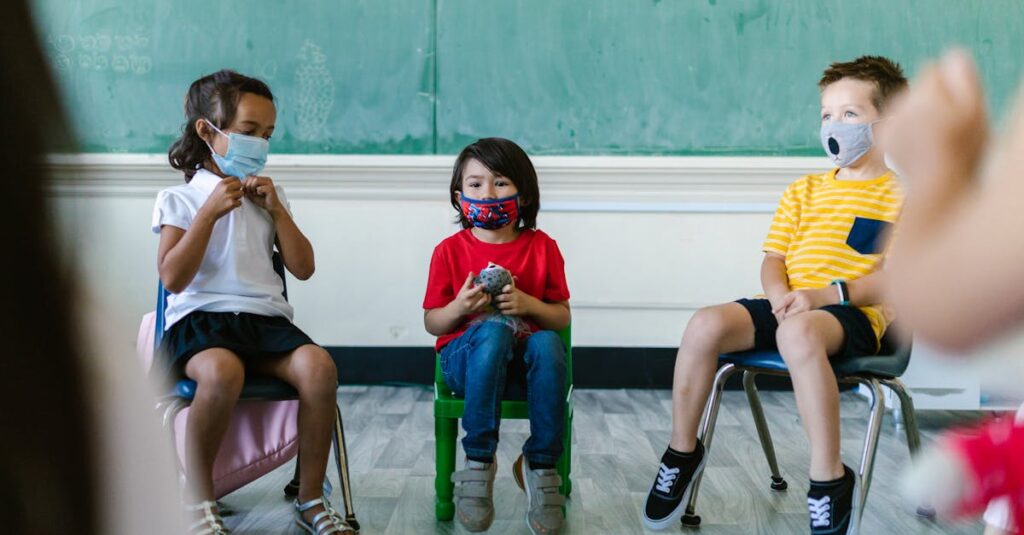 保育園で室内トランポリンのルールを守って遊ぶ子どもたち