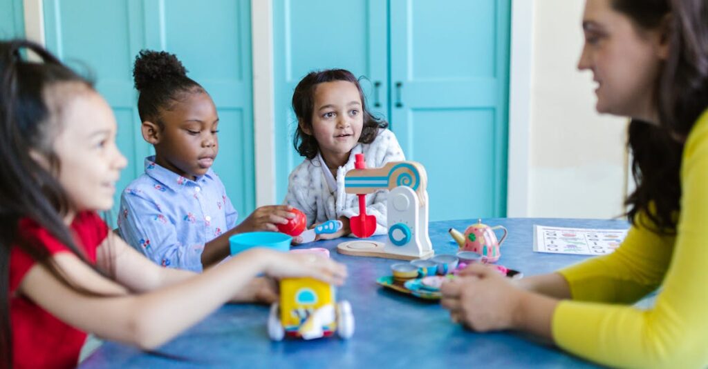 保育士が見守る中、手すり付きトランポリンで園児が安全に遊んでいる場面。保育士の安心感を象徴する写真