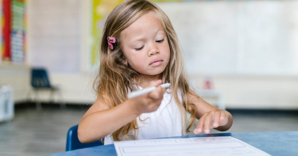 保育園の遊戯室で子どもたちが静音トランポリンで安全に遊ぶ様子のイメージ