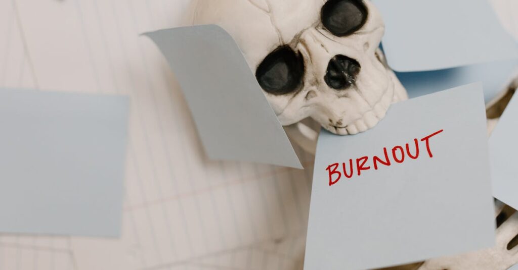 大人がストレス発散のためにトランポリンで跳んでいるイメージ