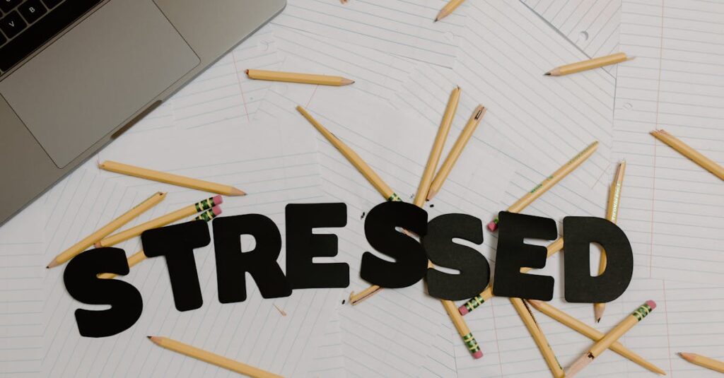 大人がストレス発散のためにトランポリンで跳んでいるイメージ