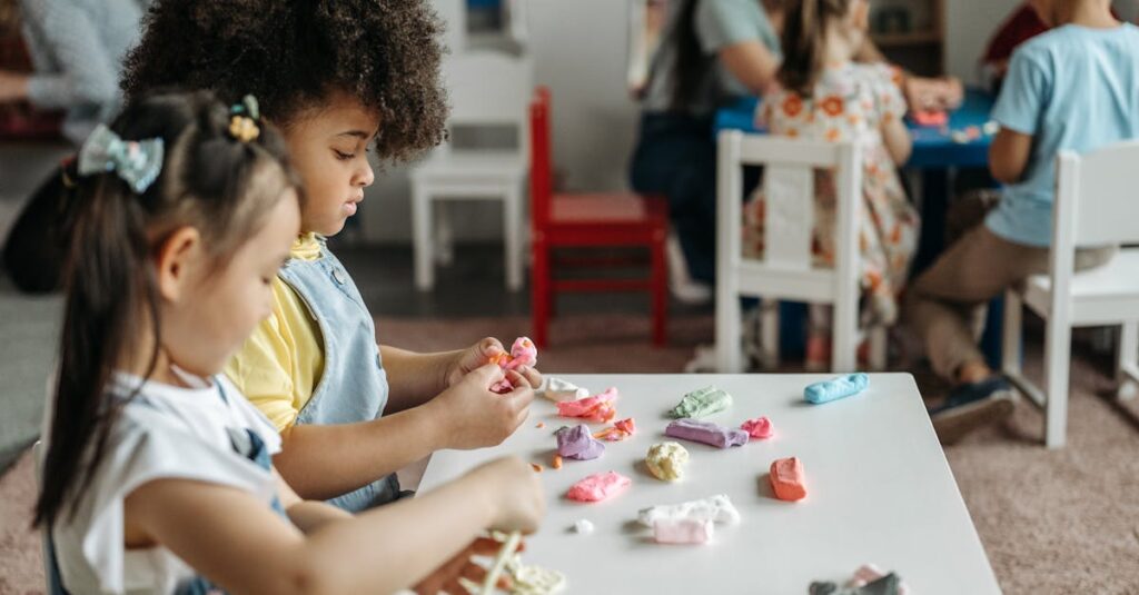 保育園の室内でトランポリンを楽しむ園児たちの安全な遊び風景
