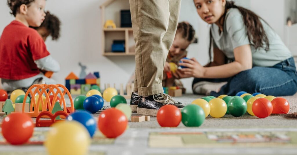 保育園の室内でトランポリンで元気に遊ぶ子どもたちの様子