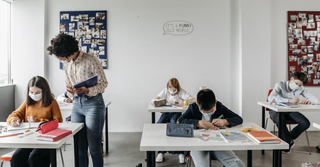 トランポリンスクールで安全指導を受ける子どもとインストラクターの様子を写した写真