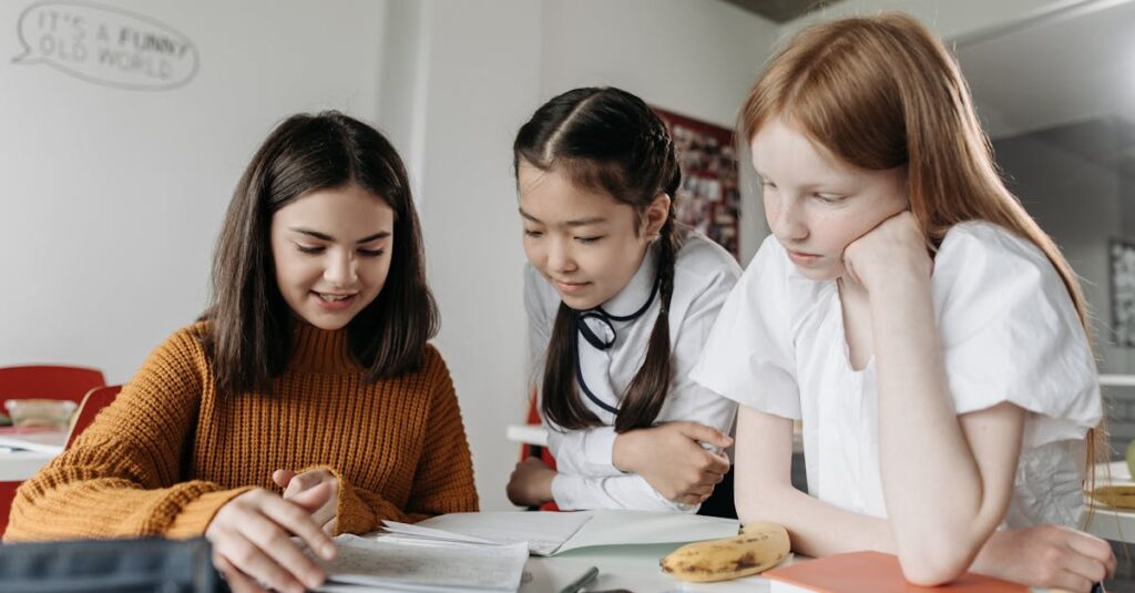 トランポリンスクールで楽しく跳ねる子どもたちの様子を写した写真