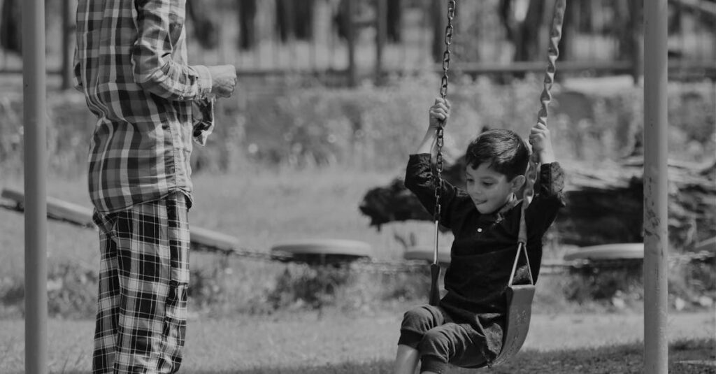 保育士がトランポリンで遊ぶ園児を近くで見守り、安全に配慮している様子。