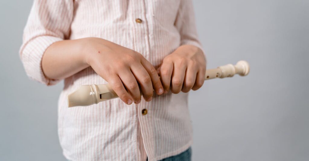 初心者にやさしく指導するトランポリンインストラクターと生徒の様子