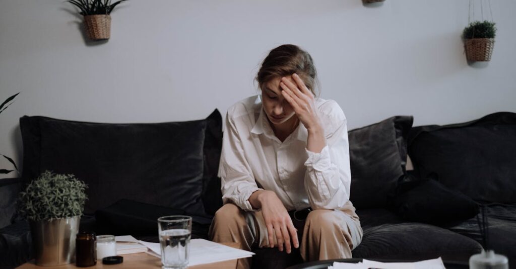 大人がストレス発散のためにトランポリンで跳んでいるイメージ