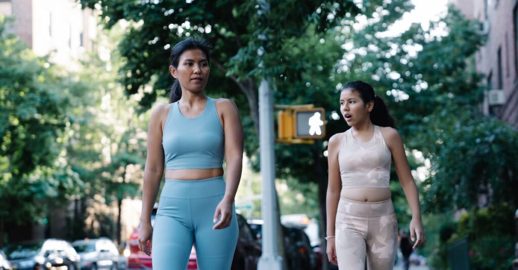 子どもと一緒にトランポリンダイエットを楽しむ家族。家庭で無理なく続けられる運動として人気。