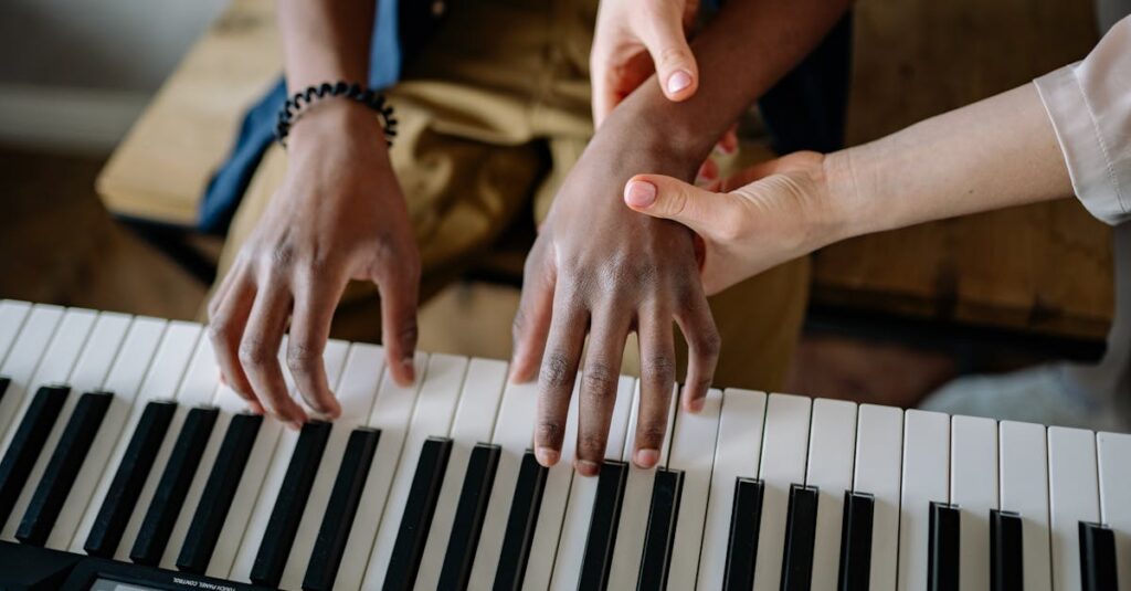 初心者向けトランポリンレッスンに参加する男女がインストラクターに指導されながらジャンプしている様子。