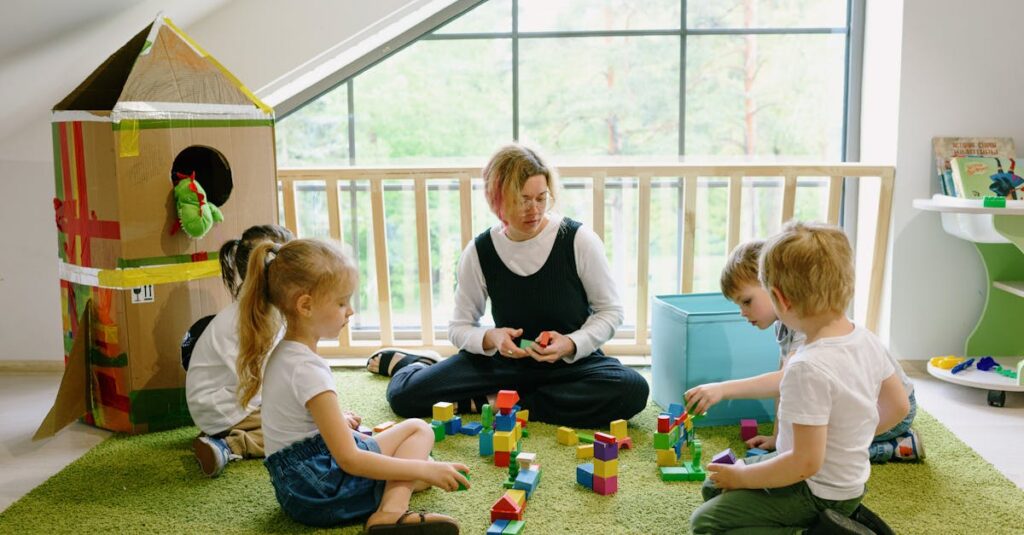 保育士が保護者に衛生管理内容を説明している場面。スマホ画面と印刷物の両方を使っている