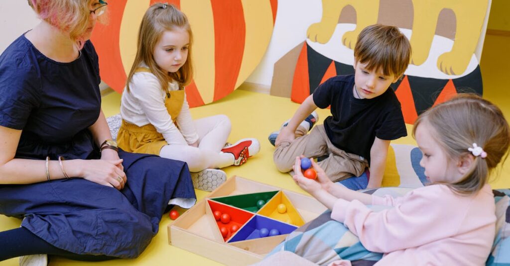 保育士が見守る中、手すり付きトランポリンで園児が安全に遊んでいる場面。保育士の安心感を象徴する写真