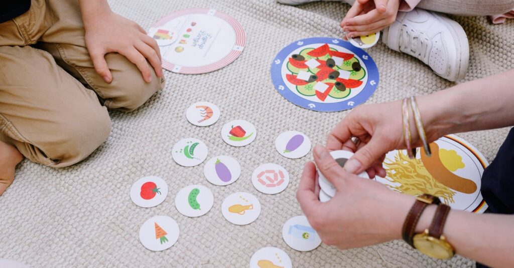 保育士が室内トランポリンで遊ぶ子どもたちを安全に見守る様子