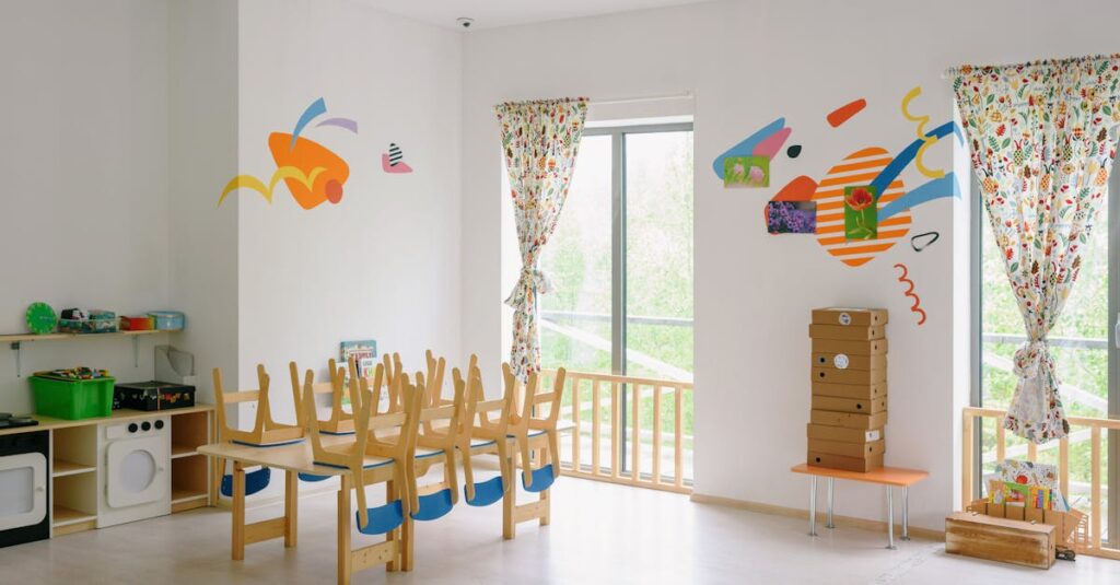 保育園のトランポリンで子どもたちが楽しそうに遊び、保育士が見守っている安全な環境