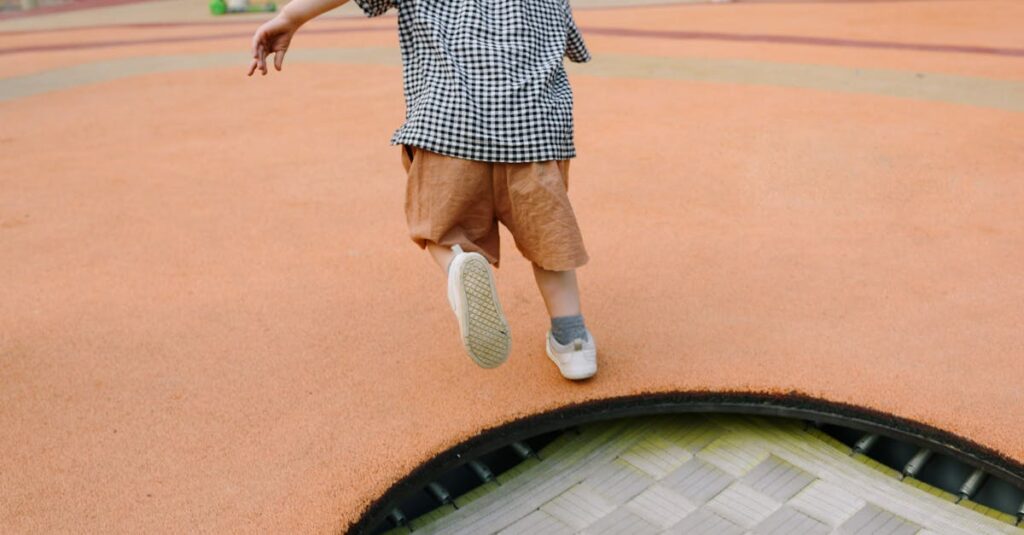 子ども向けトランポリンスクールで楽しそうに跳ねる子どもたちの様子