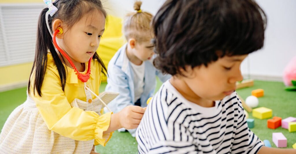 保育士が保護者に衛生管理内容を説明している場面。スマホ画面と印刷物の両方を使っている