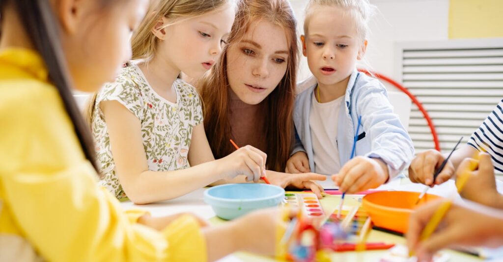 保育園の室内に設置されたトランポリンで遊ぶ子どもたちの様子。安全に配慮された遊び環境がわかる画像。