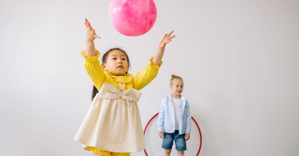 5歳以上の園児がトランポリンを使って運動プログラムに参加している様子。楽しみながら体力を養う保育園の一場面。