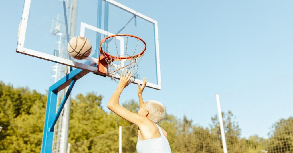 安全性の高い手すり付きトランポリンの構造と設計を示す画像