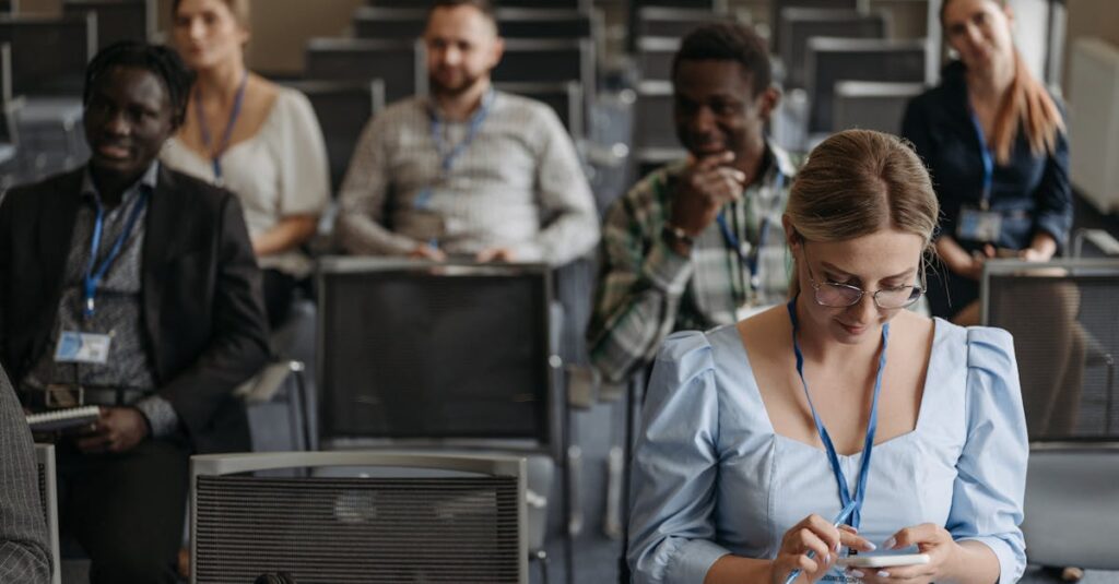 保育士が子どもを見守りながら、トランポリン遊びに安全な声かけをしている様子