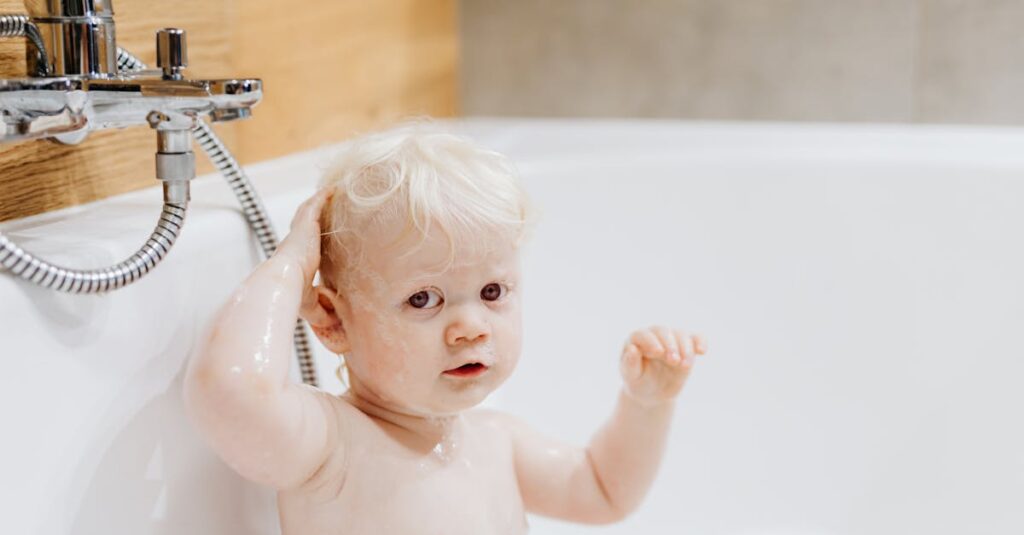 保育園で衛生管理内容を保護者向けに掲示している様子。チェックリストや除菌作業の写真が見える