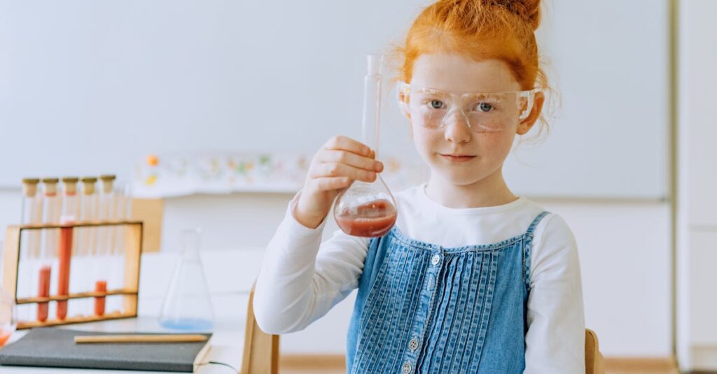 初心者向けトランポリン教室で安全指導を受けながら跳ぶ子どもと大人の様子。清潔で安全な室内環境。