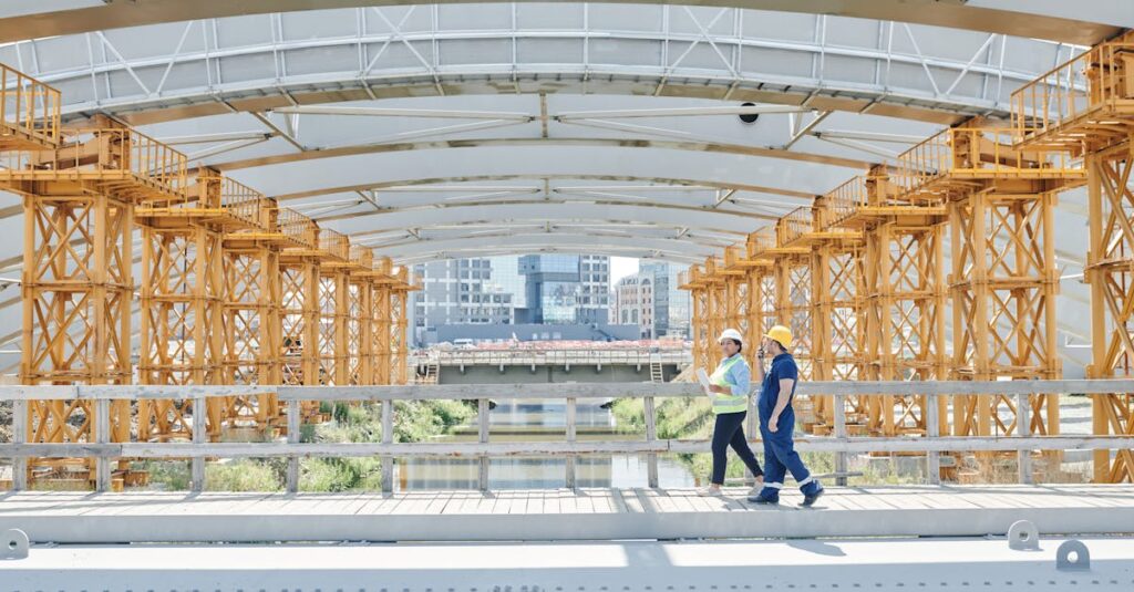 保育園で衛生管理内容を保護者向けに掲示している様子。チェックリストや除菌作業の写真が見える