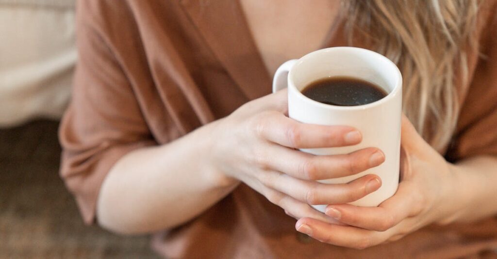 トランポリン運動を毎日のルーティンとして楽しんでいる女性のイメージ画像。