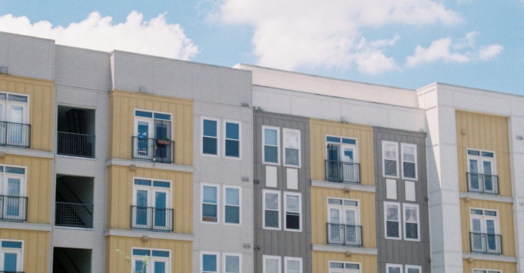 集合住宅でトランポリンの音に配慮し、下階の住人とコミュニケーションを取る家族の様子