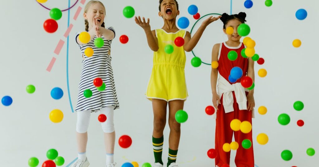 雨の日でも室内トランポリンで元気に遊ぶ保育園児