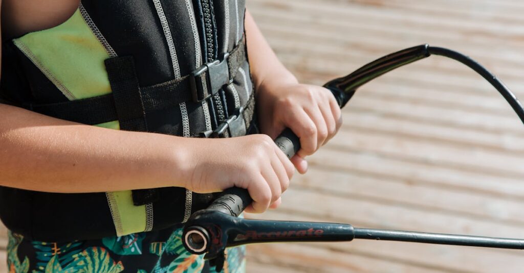 手すり付きトランポリンを使い、安全にジャンプする子どもの姿。転倒防止の重要性を伝える写真