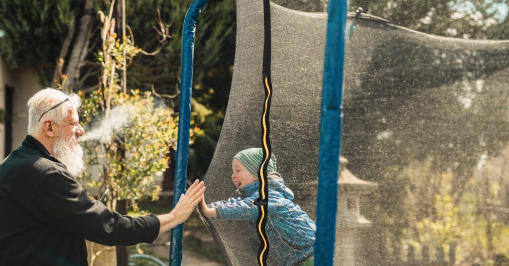 家族でトランポリンを楽しむ様子と口コミ評価をイメージした画像