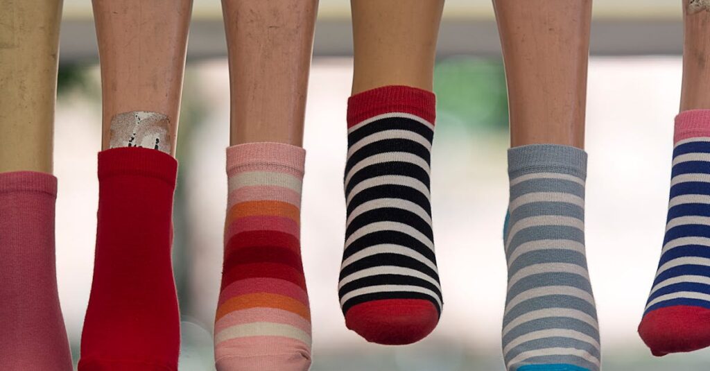 トランポリン専用の滑り止め付きグリップソックスを手に持っている様子