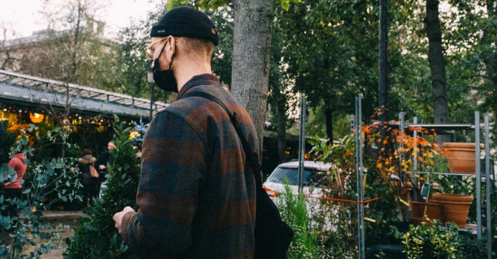 トランポリンパークで子どもが安全に遊ぶためのガイドラインを守る親子のイメージ。保護者が見守りながら安全に楽しむ様子。