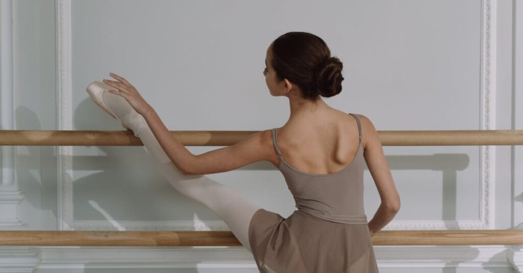 安全ネット付き室内トランポリンで運動能力を高める子どものイメージ