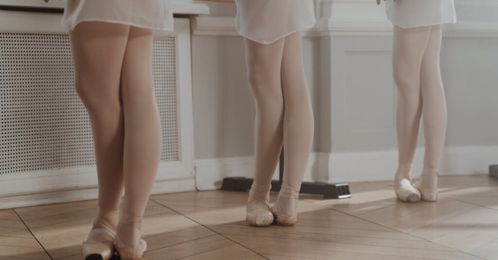 トランポリン教室で幼児から小学生が安全に練習する様子、マットやインストラクターがサポート