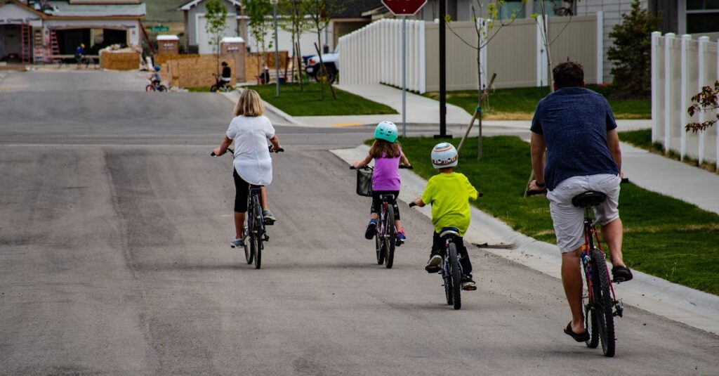 屋外トランポリンでバネカバーが衝撃を吸収し安全に遊べるイメージ