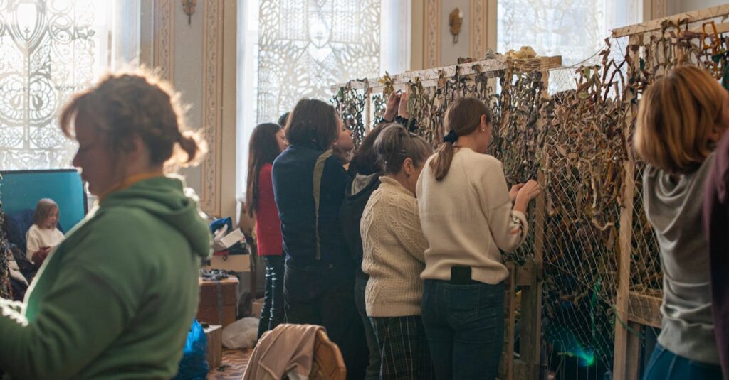 トランポリン組み立てを二人で協力して行う様子。フレームとバネを分担して安全に作業。