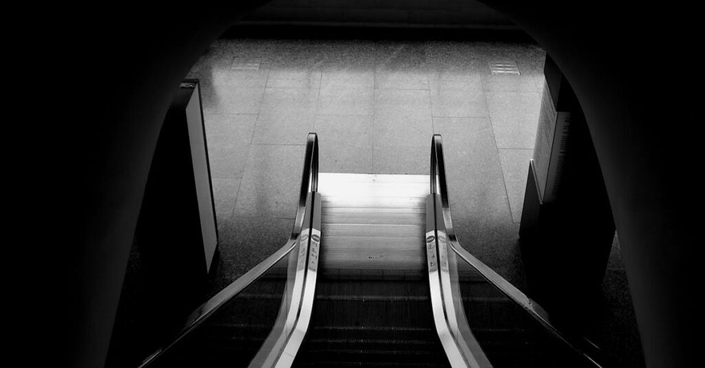 安全ネット付き室内トランポリン、子どもが楽しく遊んでいる様子のイメージ