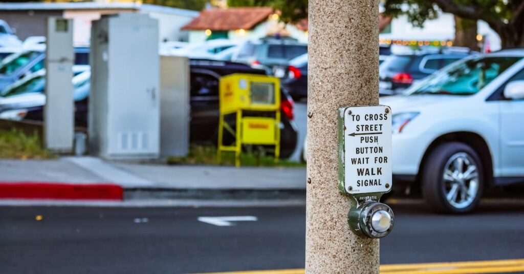 子どもが安全に遊べるようポールにスポンジカバーを付けた家庭用トランポリンの様子