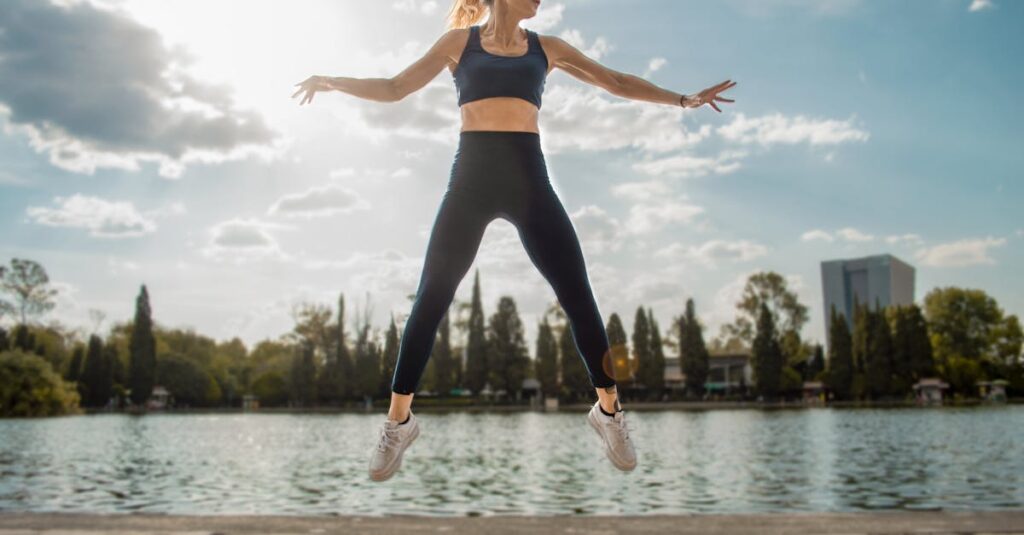 トランポリン運動とバランスの良い食事や睡眠を組み合わせるイメージ