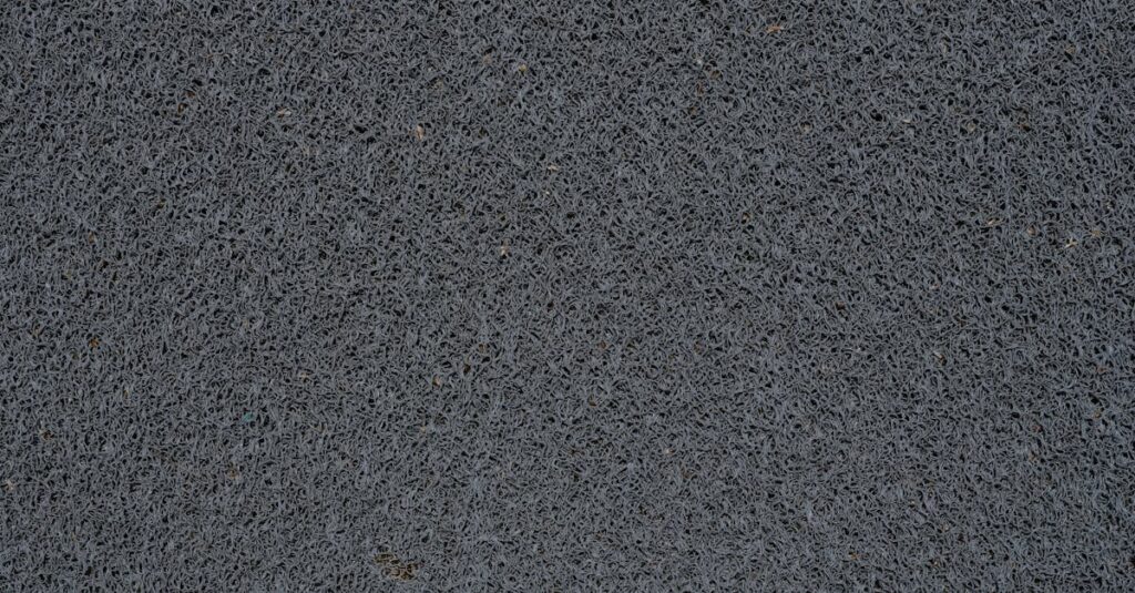 トランポリンの床傷防止のためにマットや保護シートを敷いた設置例