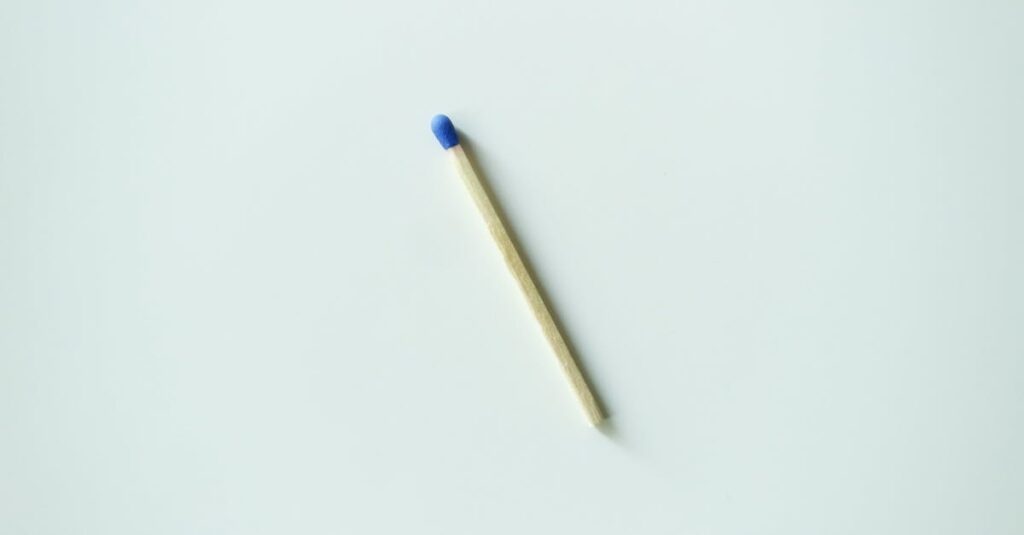 トランポリンでケガを防止するための心構えやストレッチをする様子