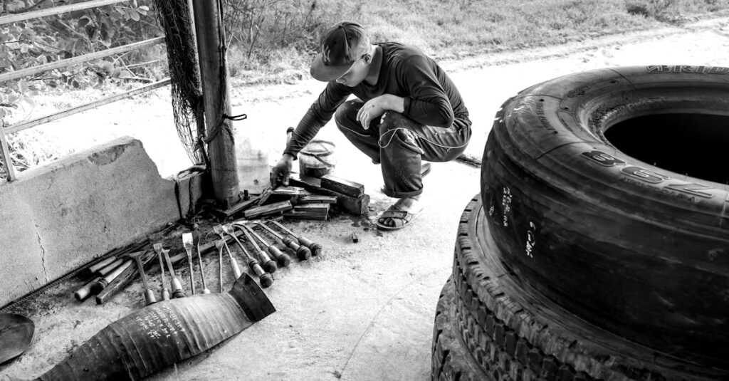 トランポリン組み立て時に使える便利工具や補助具の例。バネフックやクランプを使って効率的に作業している様子。