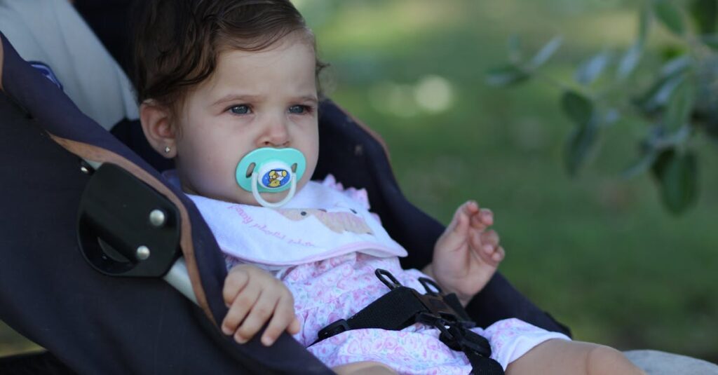 トランポリン施設の入口でベビーカーを押している家族の様子