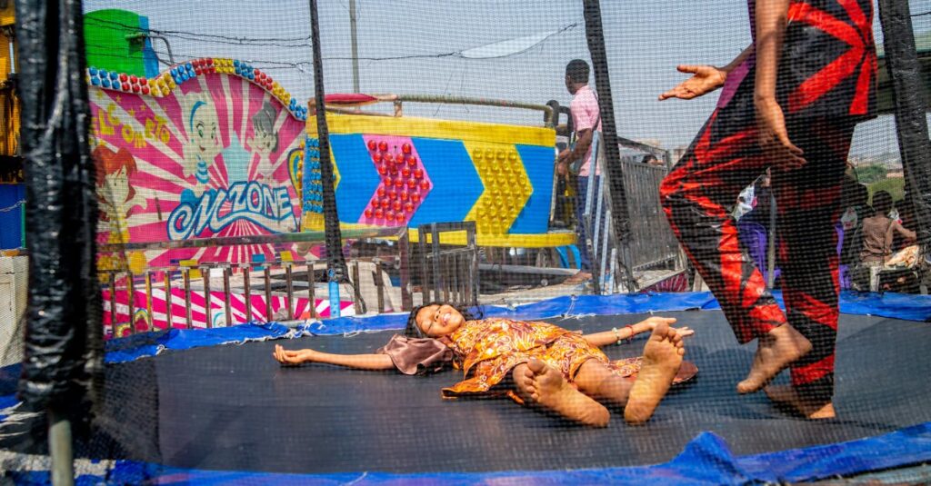 トランポリンパークで子どもが安全に遊ぶためのガイドラインを守る親子のイメージ。保護者が見守りながら安全に楽しむ様子。