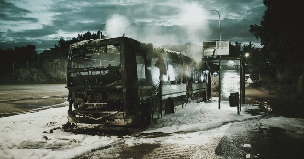 屋外で使用されているトランポリンネット、日光と雨による劣化のイメージ