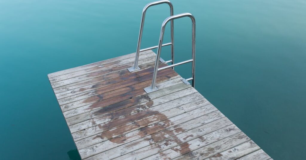 トランポリンにラダーを設置して安全に昇降する子どものイメージ画像